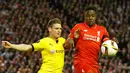 Penyerang Liverpool, Divock Origi (kanan) mengontrol bola dari kawalan bek Dortmund, Lukasz Piszczek di leg kedua Liga Europa di stadion Anfield, Inggris, (15/4). Liverpool menang dramatis atas Dortmund dengan skor 4-3. (Reuters/Carl Recine)