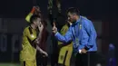 Pelatih Bhayangkara FC, Simon McMenemy, memberikan instruksi kepada Paulo Sergio saat melawan PSM Makassar pada laga Liga 1 di Stadion PTIK, Jakarta, Senin (3/12). Kedua klub bermain imbang 0-0. (Bola.com/Yoppy Renato)