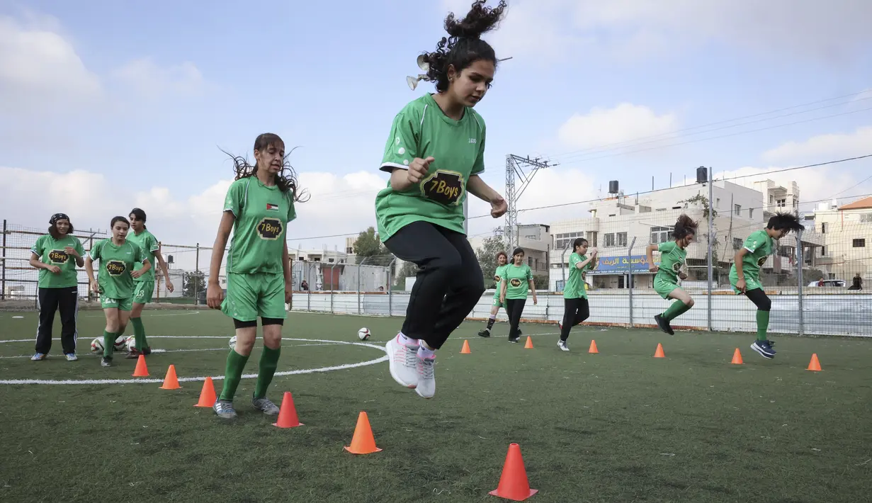 Tim putri klub sepak bola Beit Umar Palestina melakukan pemanasan saat mengikuti sesi latihan di desa Beit Umar utara kota Hebron, Tepi Barat (2/101/2021). (AFP/Hazem Bader)