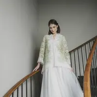 Lace by Artkea menghadirkan deretan koleksi manis yang cocok untuk hari Lebaran. Paduan lace dan brokat, menghadirkan kesan delicate yang memikat. [Foto: Instagram/ Lacebyartkea]