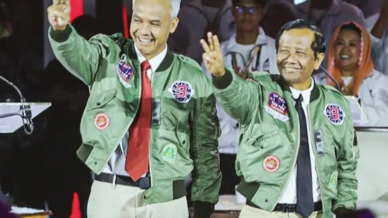 Pasangan Ganjar Pranowo dan Mahfud MD tampak kompak mengenakan jaket bomber hijau bernuansa  film Top Gun saat hadir dalam debat Calon Presiden (Capres) ketiga. <br>