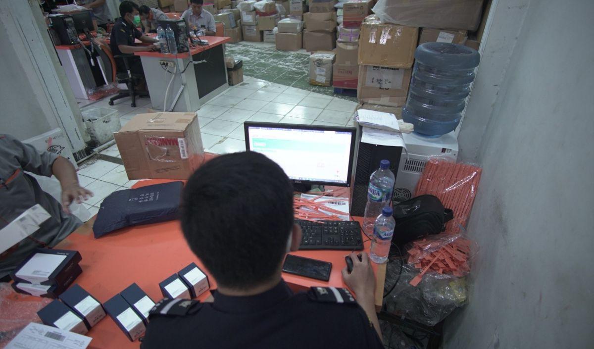 Bea Cukai melakukan pemeriksaan pabean secara selektif terhadap barang kiriman berdasarkan manajemen risiko. Pemeriksaan pabean meliputi pemeriksaan fisik barang dan penelitian dokumen.<br>