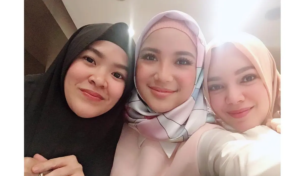 Chacha Frederica sendiri mengaku sudah komitment untuk mengenakan hijab. Terkiat keputusannya berhijab, juga mendapat dukungan dari sang suami. (Instagram/chafrederica)