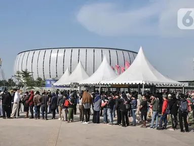 Antrean warga saat memasuki gerbang stadion jelang Grand Launching Jakarta International Stadium (JIS), Papanggo, Jakarta Utara, Minggu (24/7/2022). Grand Launching atau peresmian stadion baru Ibu Kota yang akan dimeriahkan oleh konser band papan atas dan laga persahabatan Persija Jakarta tersebut disambut antusias warga yang terlihat mulai memadati sejak siang tadi. (Liputan6.com/Iqbal S. Nugroho)