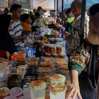 Pedagang melayani pembeli makanan di Pasar Takjil Bendungan Hilir, Jakarta, Rabu (13/3/2024). (Liputan6.com/Herman Zakharia)