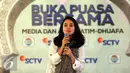 Aktris Michelle Ziudith memberi sambutan pada saat acara buka puasa bersama SCTV dan anak yatim di kawasan Pasar Minggu, Jakarta, Kamis (16/6/2016). (Liputan6.com/Herman Zakharia)