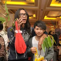 Evelyn yang ada disebelahnya, menambahkan, bahwa saat ada tawaran nge-DJ, ia langsung mengambilnya. Apalagi di Hongkong, ini merupakan pengalaman pertamanya. (Nurwahyunan/Bintang.com)