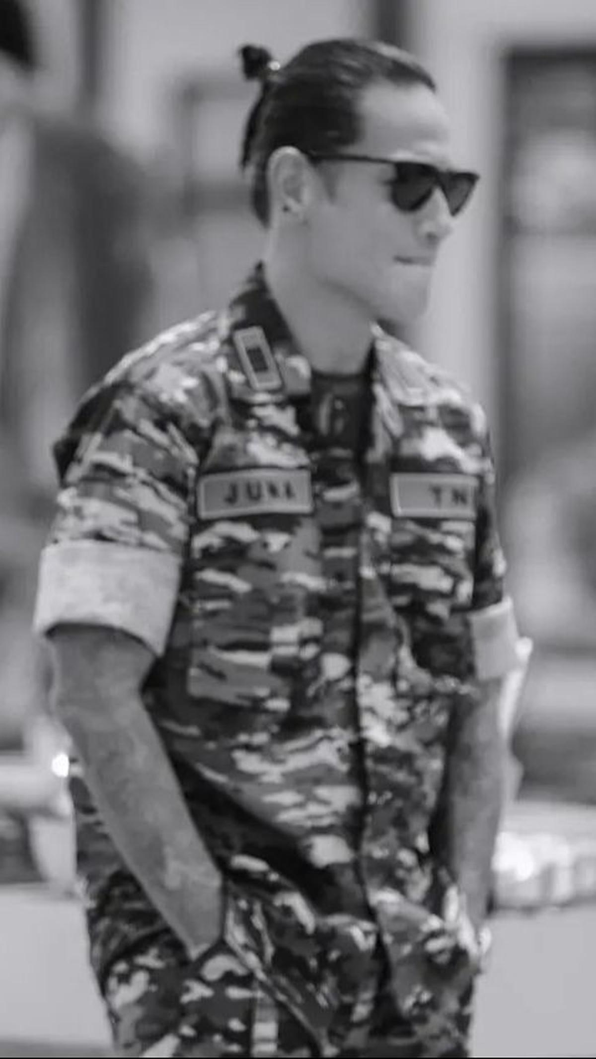 Chef Juna terlihat sangat gagah dengan seragam loreng TNI AD. Ia tampak seperti seorang prajurit yang siap bertempur.