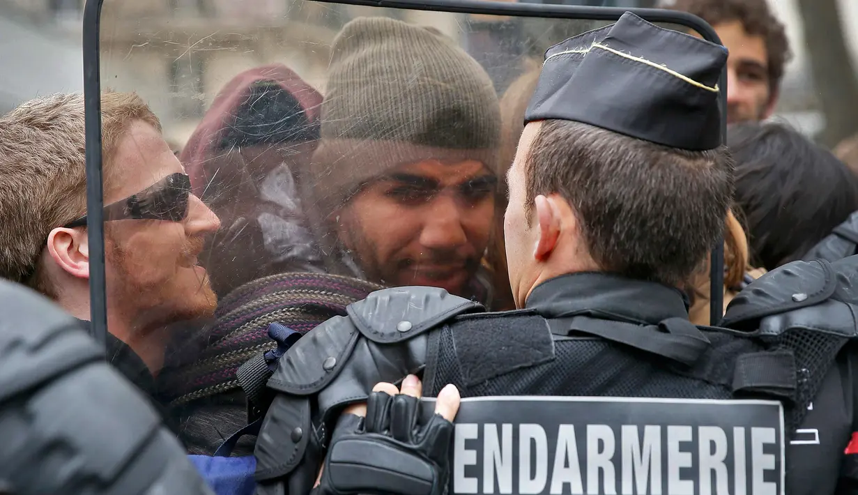 Buruh saat bentrok dengan petugas kepolisian saat demo di Paris, Prancis (18/5). Demo buruh tersebut menentang kekerasan polisi dan melawan reformasi hukum yang berakhir bentrok dengan polisi. (REUTERS / Charles Platiau)