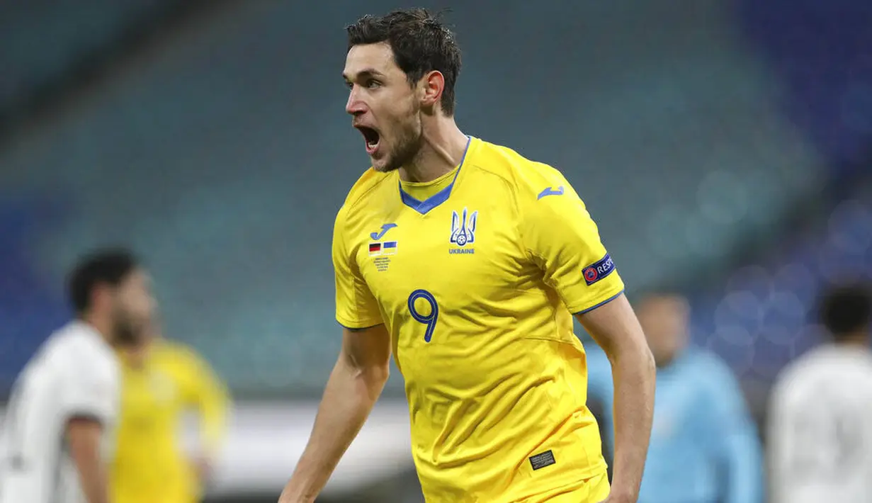 Pemain Ukraina, Roman Jaremtschuk, melakukan selebrasi usai mencetak gol ke gawang Jerman pada laga UEFA Nations League di Red Bull Arena, Minggu (15/11/2020). Jerman menang dengan skor 3-1. (AP/Michael Sohn)