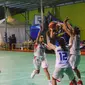 Point guard Sahabat Semarang, Dewi Putri Sungging Sari, berebut bola dengan pemain Flying Wheel Makassar, Senin (27/11/2017). (Bola.com/Andhika Putra)