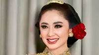 Potret Kebaya Dewi Perssik yang Curi Perhatian, Balutan Warna Emas yang Glamor