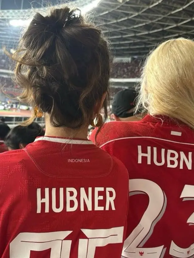 Gaya Jennifer Coppen Pamer Pakai Jersey Bertuliskan Hubner, Tunjukkan Keakraban dengan Camer