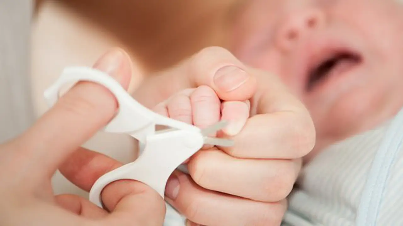 Nggak perlu takut memotong kuku bayi, Mom / Copyright: tunedinparents.com