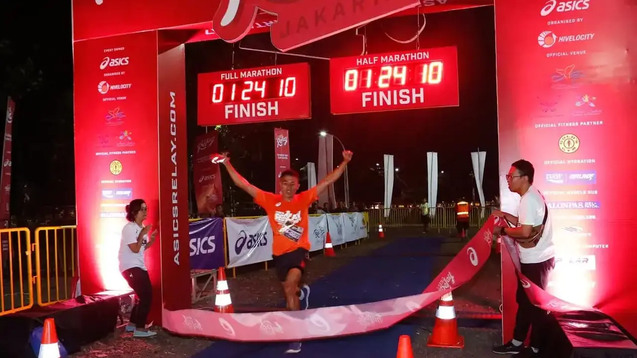 Berlangsungnya lomba marathon beregu ASICS Relay Indonesia