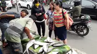 Pedagang sedang menawarkan bandeng-bandengnya di Rawa Belong, Kebon Jeruk, Jakarta Barat (Liputan6.com/Komarudin)
