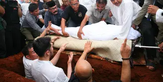 Ratusan pelayat mengantarkan jenazah Sys Ns ke peristirahatan terakhirnya ke Tempat Pemakaman Umum, Jeruk Purut Jakarta Selatan Selasa (23/1) untuk dimakamkan. (Nurwahyunan/Bintang.com)