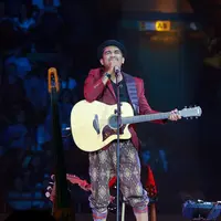 Konser ‘Menanti Arah’ dimulai tepat pukul 20.20. Hal ini sengaja dilakukan karena bertepatan 20 tahun karier Glenn Fredly di industri musik Indonesia. (Galih W. Satria/Bintang.com)