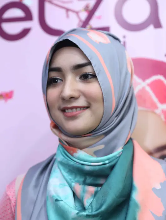 Ditanya tentang hijab yang menjadi favorit, remaja yang mengawali kariernya dari pemilihan Gadis Sampul 2007 ini mengaku  yang tidak terlalu ribet. (Nurwahyunan/Bintang.com)
