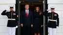 Presiden AS Donald Trump didampingi Ibu Negara, Melania Trump bersiap memimpin upacara peringatan 16 tahun serangan 11 September ke gedung World Trade Center, di Gedung Putih, Senin (11/9). Serangan itu menewaskan sekitar 3.000 orang. (AP/Evan Vucci)