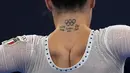 Tato di belakang leher pesenam Italia, Vanessa Ferrarisaat kualifikasi senam artistik putri Olimpiade Tokyo 2020 di Tokyo pada 25 Juli 2021. Berbeda dengan negara lain, di Jepang tato dianggap sebagai hal yang tabu dan memiliki kesan yang buruk. (AP/Natacha Pisarenko)