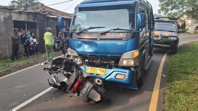Kecelakaan Pemotor 'Adu Banteng' dengan Elf, Korban Luka Parah di Kepala