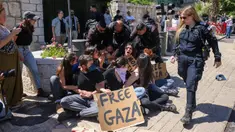 Aktivis sayap kiri Israel memprotes perang yang sedang berlangsung di Gaza, di depan konsulat Amerika Serikat di Yerusalem pada 24 Mei 2024. (AHMAD GHARABLI/AFP)