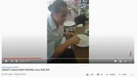 Video viral Ade Rai makan ayam pop dicuci di teh tawar dulu merupakan potongan dari video lengkap di kanal Youtube Dunia Ade Rai.