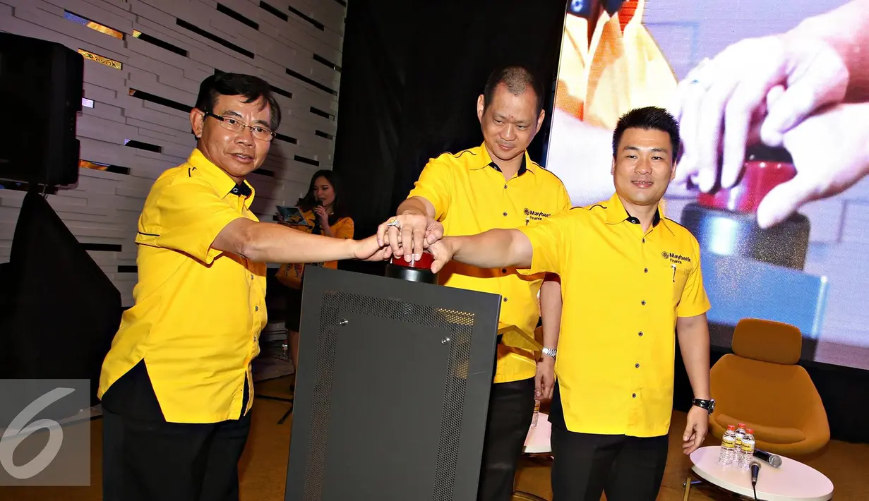 Presiden Direktur Maybank Finance Alexander (tengah) bersama Direktur Maybank Anton Sutjipto dan Miki Effendi menekan tombol tanda diresmikannya identitas baru BII Finance menjadi  Maybank Finance, Jakarta, Kamis (7/1). (Liputan6.com/Immanuel Antonius)