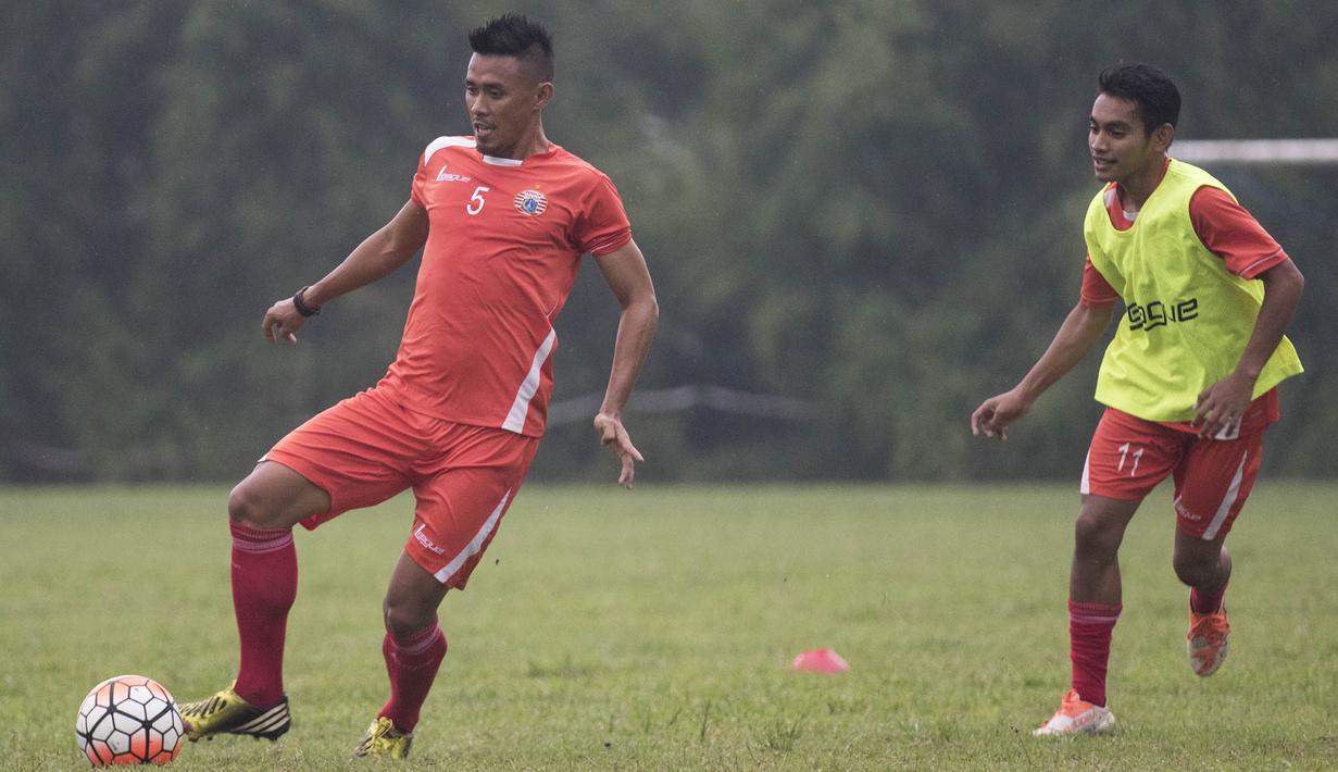 Bek Persija, Maman Abdurahman berusaha mengontrol bola pada latihan perdana jelang babak 8 besar Piala Jenderal Sudirman di Lapangan Sawangan, Depok, Jawa Barat, Jumat (4/12/2015). (Bola.com/Vitalis Yogi Trisna)