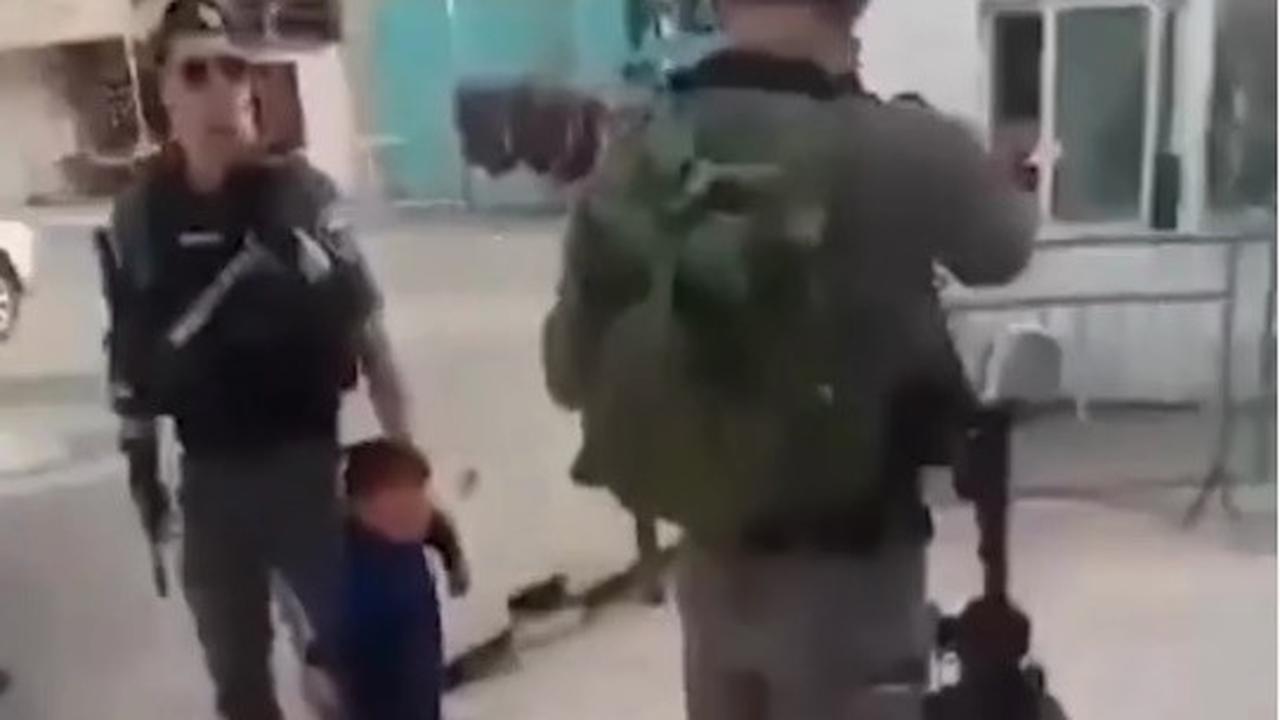 Momen Tentara Israel Tangkap Anak Usia 2 Tahun, Aksinya Justru Ditertawakan 'Mau Rebutan Pampers Beraninya sama Bocah