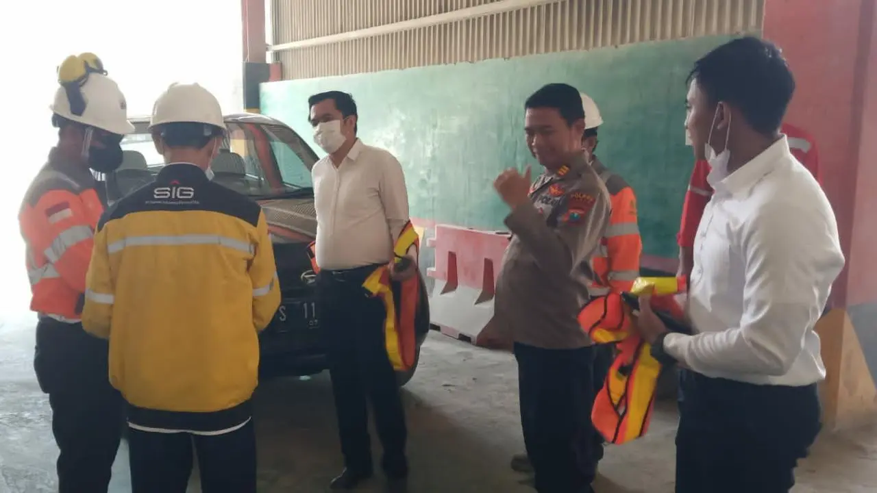 Petugas memintai keterangan saksi di lokasi kejadian tewasnya pekerja di Tuban. (Adirin/Liputan6.com)