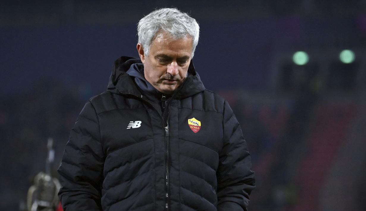 Roma menjadi klub yang bernasib sial pada giornata ke-15 yang berlangsung pada Kamis (02/12/2021) dini hari WIB. Skuat asuhan Jose Mourinho harus bertekuk lutut saat lawatanya ke markas Bologna. (LaPresse via AP/Massimo Paolone)