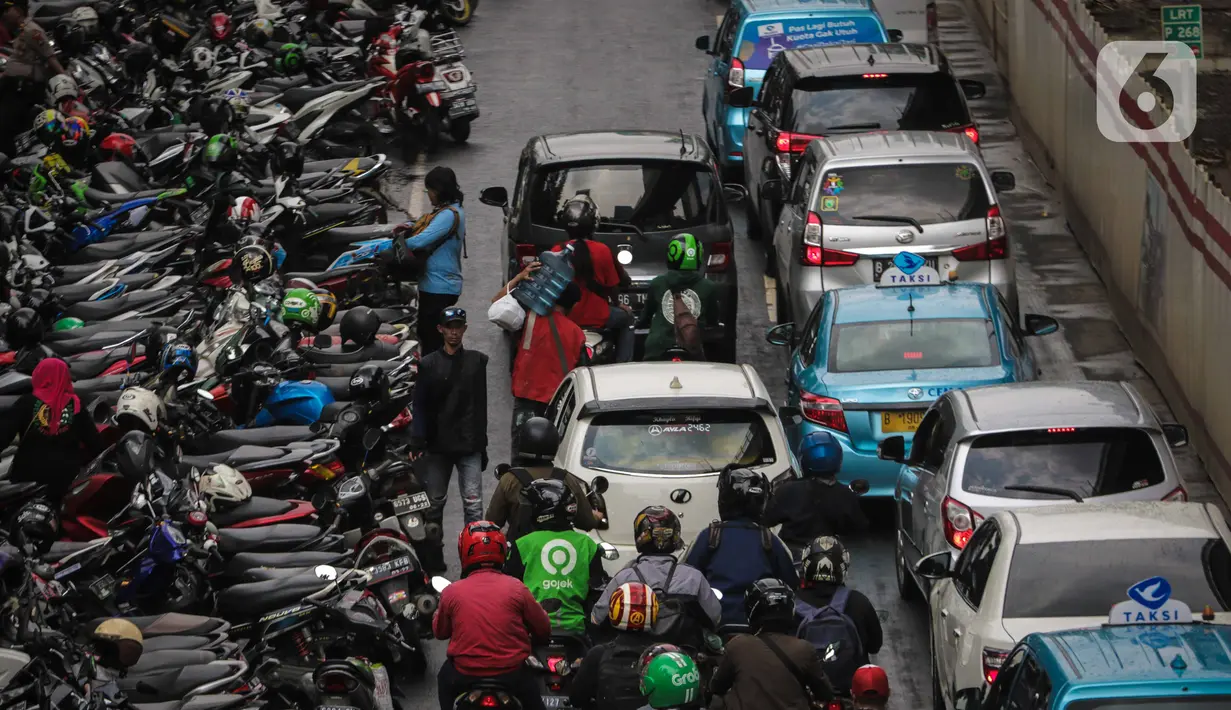 Kendaraan terjebak macet di Jalan Rasuna Said, Kuningan, Jakarta, Rabu (22/1/2020). Kemacetan di depan Kantor Kemenkumham ini  imbas dari unjuk rasa warga Tanjung Priok yang memprotes dan menuntut Menkumham Yasonna Laoly minta maaf. (Liputan6.com/Faizal Fanani)