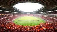 Suporter&nbsp;Nagoya Grampus memadati tribune saat pertandingan final Piala J1 League atau YBC Levian Cup 2024 yang berlangsung di Stadion Nasional Jepang, Tokyo, Jepang, Sabtu (11/02/2024) waktu setempat. Nagoya Grampus menang atas Albirex Niigata melalui babak penalti 5-4 setelah skor imbang 3-3 tak berubah hingga pertandingan selesai. (Dok. J League)