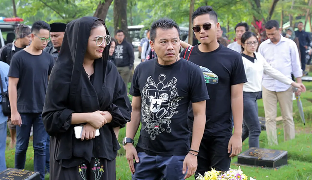 "Atas nama keluarga besar terima kasih, kami selaku keluarga besar meminta keikhlasan agar dibukakan pintu maaf sebesar-besarnya. Agar almarhum diterima di sisi Allah," ucap perwakilan keluarga saat pemakaman. (Deki Prayoga/Bintang.com)