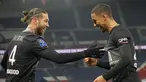 Bek Paris Saint-Germain (PSG) Sergio Ramos berselebrasi dengan Thilo Kehrer setelah mencetak gol kedua timnya ke gawang Reims dalam matchday ke-22 Liga Prancis 2021/2022 di Parc des Princes, Senin (24/1/2022) dini hari WIB. PSG menang telak 4-0 atas Reims. (AP Photo/Francois Mori)