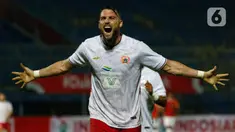 Penyerang Persija Jakarta, Marko Simic berselebrasi usai mencetak gol ke gawang Borneo FC Samarinda dalam pertandingan Babak Penyisihan Grup B Piala Menpora 2021 di Stadion Kanjuruhan, Malang, Sabtu (27/3/2021). Persija menang telak atas Borneo FC Samarinda 4-0. (Bola.com/Ikhwan Yanuar)