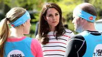 Kate Middleton berbincang dengan peserta dari Heads Together Charity, jelang lomba London Marathon 2017 di istana Kensington, London, Rabu (19/4). (AFP PHOTO / POOL / Chris Jackson)