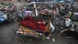 Warga tidur di atas becak mereka di pinggir jalan Kolkata, India, 10 Maret 2016. Badan Pusat Statistik India mencatat sebanyak 360 juta rakyat di negeri tersebut hidup di bawah garis kemiskinan, salah satunya Kota Kolkata. (REUTERS/Rupak De Chowdhuri)