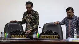 Presiden Joko Widodo (Jokowi) didampingi Wapres Jusuf Kalla setibanya untuk memimpin Sidang Paripurna Dewan Energi Nasional (DEN) di Kantor Presiden, Kompleks Istana Kepresidenan, Jakarta, Kamis (5/1). (Liputan6.com/Faizal Fanani)