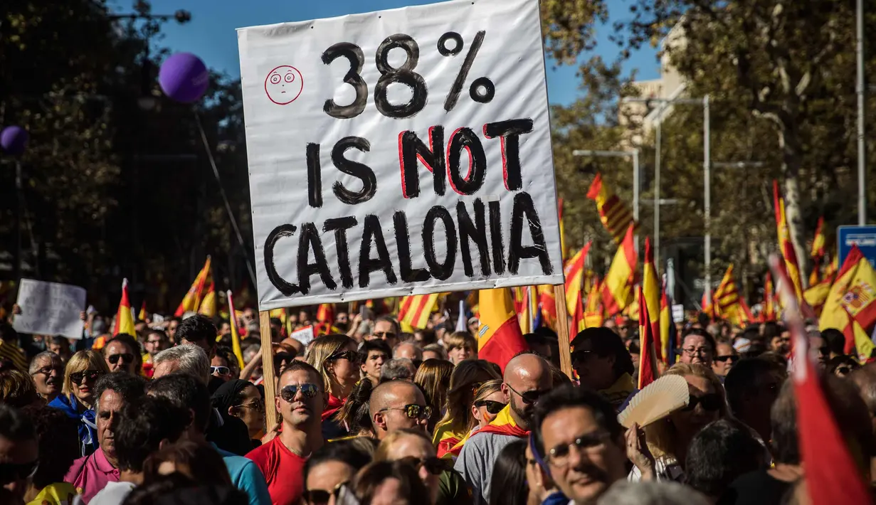 Sejumlah demonstran saat menggelar aksi unjuk rasa menentang deklarasi kemerdekaan Catalonia, di Barcelona, Spanyol, (29/10). Mereka menyerukan persatuan dan menolak deklarasi kemerdekaan Catalan. (AP Photo/Santi Palacios)