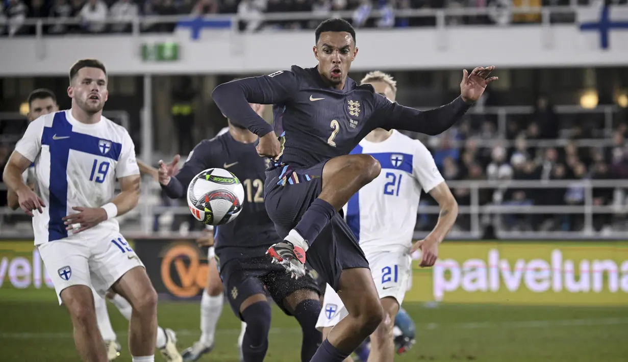 Pemain Timnas Inggris, Trent Alexander Arnold mengontrol bola saat laga lanjutan Grup F UEFA Nations League A melawan Finlandia di Olympic Stadium, Helsinki, Finlandia, Senin (14/10/2024) dini hari WIB. (AP Photo/Lehtikuva/Markku Ulander)