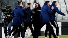 Pelatih Juventus, Andrea Pirlo (tengah) merayakan kemenangan dengan para pemain usai pertandingan melawan Inter Milan pada leg kedua babak semifinal Coppa Italia di Turin Allianz Stadium, Italia, Rabu (10/2/2021).  Juventus bermain imbang atas Inter Milan 0-0. (Marco Alpozzi/LaPresse via AP)