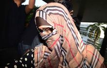 Neneng tutupi wajahnya saat tiba di KPK