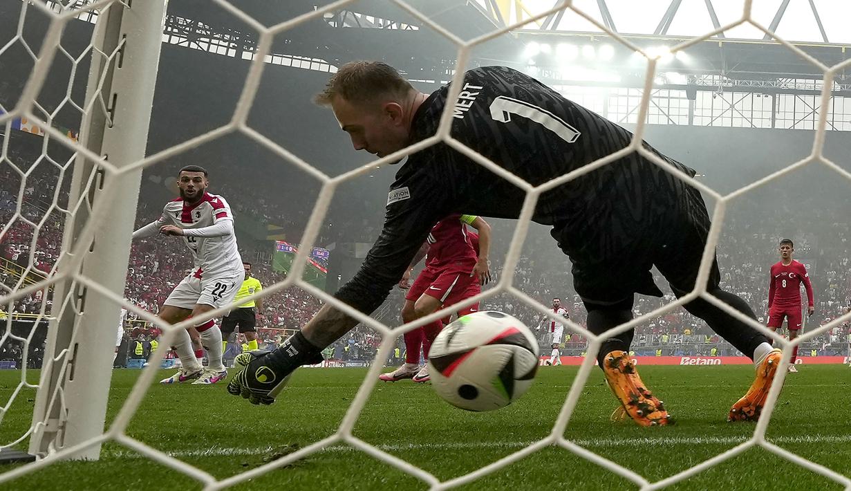 Striker Timnas Georgia, Georges Mikautadze (kiri) mencetak gol penyeimbang 1-1 ke gawang Timnas Turki pada laga matchday pertama Grup F Euro 2024 di Westfalenstadion, Dortmund, Jerman, Selasa (18/6/2024). (AP Photo/Alessandra Tarantino)