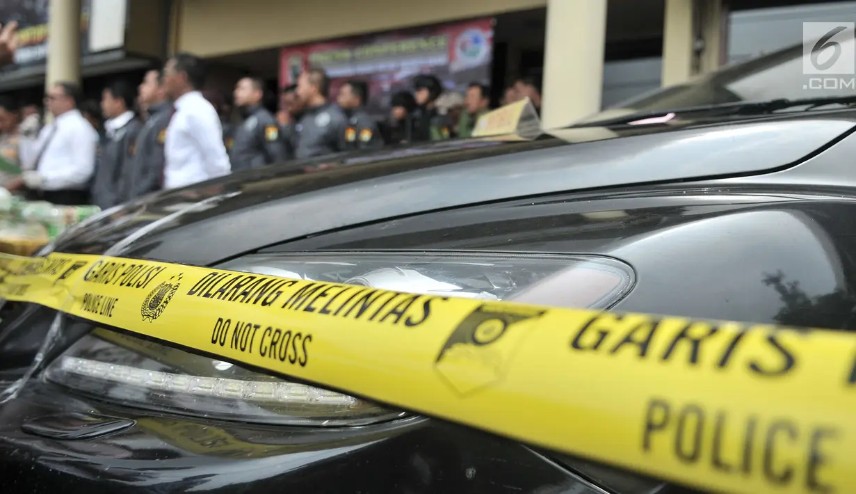 Barang bukti sebuah mobil terlihat saat rilis kasus narkoba di Mapolres Jakarta Barat, Senin (26/11).  Dalam penangkapan ini polisi menyita 2 buah karung berisikan 44 kilogram sabu dan 20 ribu butir ekstasi. Merdeka.com/Iqbal S. Nugroho)