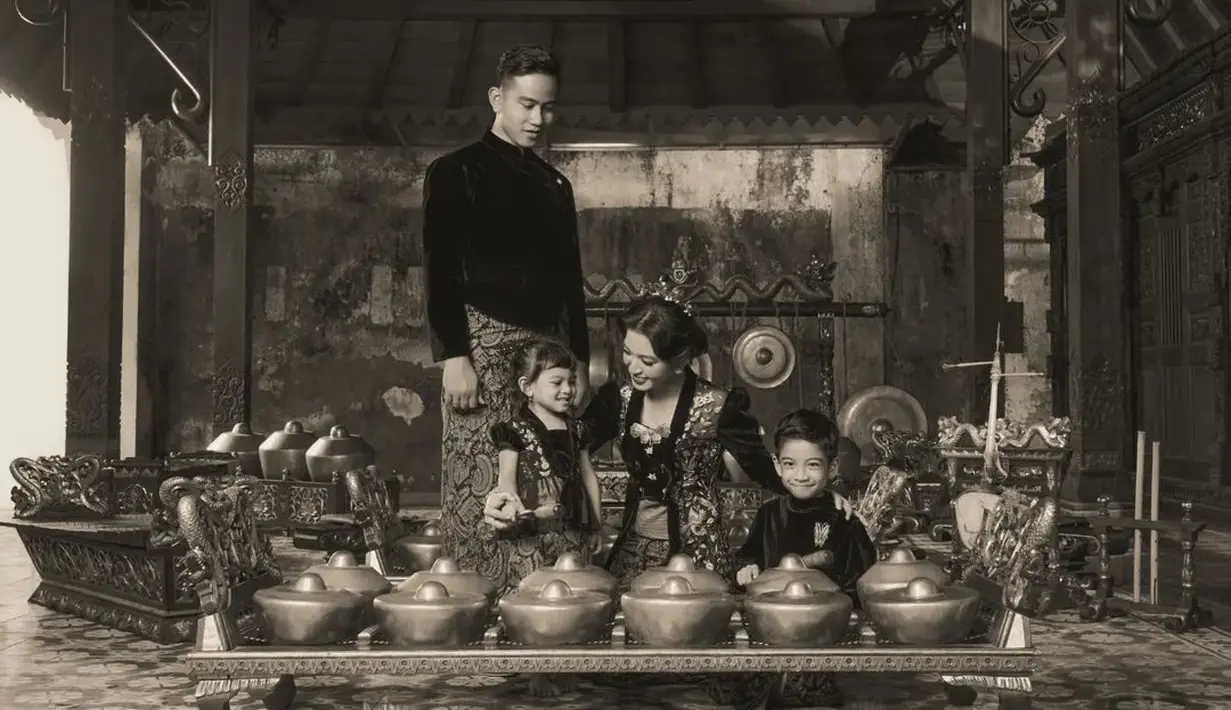 Tampilan hitam putih juga menjadi salah satu konsep foto yang diangkat. Dengan gaya hitam putih ini nunsa klasik semakin terasa kental. (foto: Instagram/ Rio Motret)