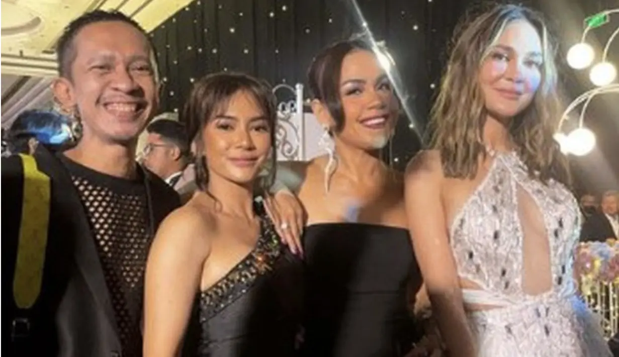 Masayu Anastasua kenakan dress one shoulder yang mewah. Sedangkan Melaney Ricardo tampak kenakan tube dress hitam yang disempurnakan dengan anting bergaya glamor, adapun Luna Maya dalam balutan dress cut out pada bagian dada bernuansa silver yang super seksi.  [Foto: Instagram/ Luna Maya]