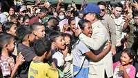 Momen Haru Prabowo Peluk Erat Para Pengungsi Korban Gempa NTT